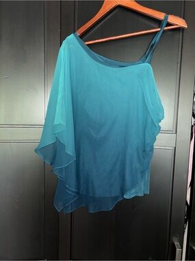 Le Chateau asymmetrical top